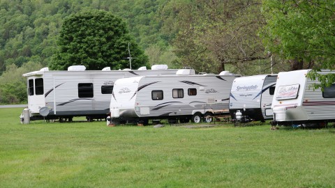 Binnen of buitenstalling voor je caravan of camper?